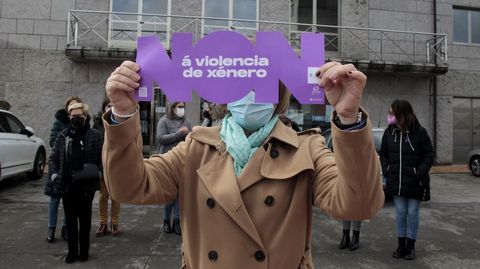 Imagen de una concentracin contra la violencia machistaenCarballedo.