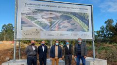 La directiva de los comuneros de Vilaboa, el alcalde y el gerente de la funeraria San Marcos en el terreno del futuro tanatorio