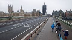 Una familia pasea por el centro de Londres