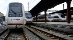 M�ltiples trenes de Renfe en la estaci�n de San Cristobal