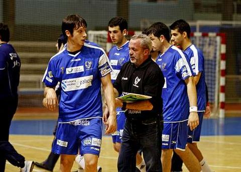 Javier Barrios dando instrucciones a su equipo en un partido reciente en Pontevedra.