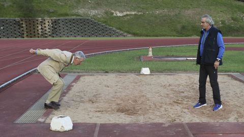 El profesor Carlos lvarez del Villar (i), y Juanjo Azpeitia (d), el tcnico con el que el subcampen mundial de longitud Yago Lamela salt 8,56 metros, recrean saltos en el foso de arena de las pistas de San Lrazo en Oviedo