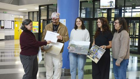 Alumnos de la UVigo premiados en el concurso fotogr�fico IAA �Enfocando a igualdade: mulleres, ciencia e diversidade� con las responsables de este.
