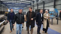 El presidente de los socialistas gallegos, Besteiro, ayer, en el centro de la imagen, durante su visita a As Pontes.