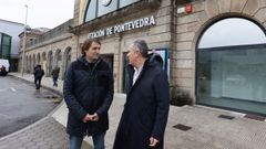 Los concejales del PP de Pontevedra Juan Manuel Mu�oz y Rafa Dom�nguez, este jueves, en la estaci�n de tren de la ciudad