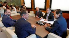 El presidente del Principado de Asturias, Javier Fern�ndez (d), acompa�ado por el consejero de Industria del Principado de Asturias, Isaac Pola (2d), y los presidentes de la C�mara de Comercio de Oviedo, Carlos Paniceres (i), de Gij�n, F�lix Baraga�o (2i), y de Avil�s, Luis Noguera (c), durante el encuentro que mantienen hoy en Oviedo