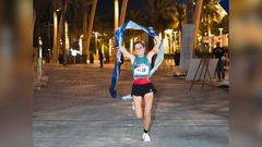 Verdeliss cruzando la meta en la cuarta prueba del World Marathon Challenge del 2025 en Dubai.