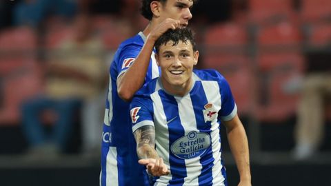 El fabrilista Kevin S�nchez celebra uno de los dos goles anotados en el encuentro amistoso ante el Penafiel.