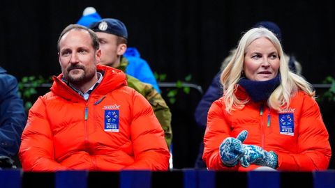 Los príncipes Haakon y Mette-Marit durante la ceremonia de apertura del Campeonato Mundial de Esquí Nórdico el 26 de febrero del 2025 en Trondheim