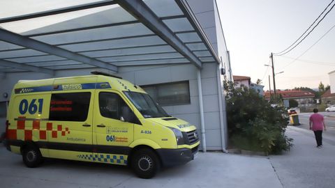 Imagen de archivo de una ambulancia en el centro de salud de Boiro.