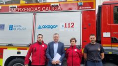 El alcalde y tres integrantes del Grupo de Emerxencias Supramunicipal de Ortigueira, con el nuevo cami�n, ayer en A Coru�a