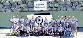 Socios del club, en la presentaci�n del nuevo patrocinador, en la mina de dunita de Landoi.