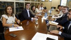 A la izquierda, Marta Villaverde, conselleira de Mar, en un pleno de Mexill�n de Galicia celebrado a finales de septiembre del 2025.