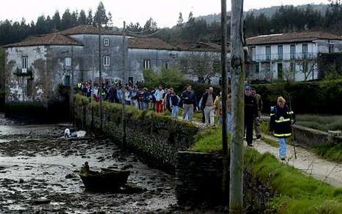 Peregrinos en el Camino Ingl�s a Compostela, a su paso por el Mu��o das Ace�as, en el t�rmino municipal de Nar�n.