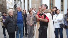 El gu�a tur�stico Suso Mart�nez caracterizado como el conde de Andeiro