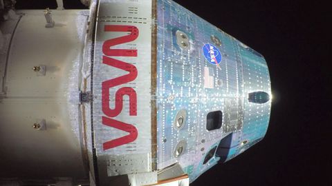 Vista de la nave Orion tomada con una c�mara exterior ubicada en su panel solar