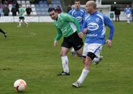 Jorge Marz�n, a la derecha, conduce el bal�n en el campo de O Savi�ao en la liga. 