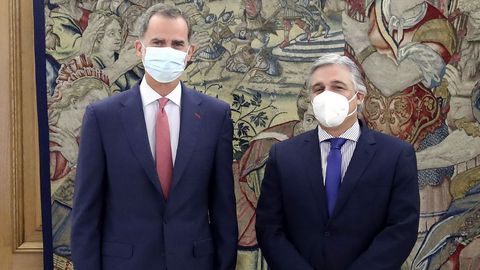El rey Felipe VI, junto al ministro de Relaciones Exteriores de Uruguay, Francisco Bustillos