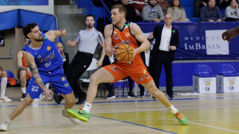 Jorgensen, intentando avanzar frente a D�az durante el partido en Melilla.