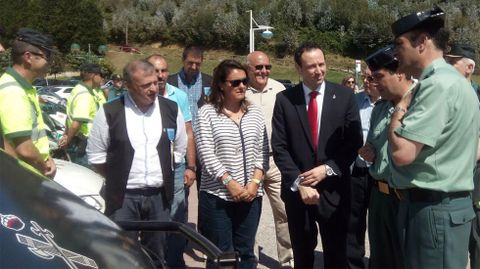 Guillermo Martinez (derecha), Rosario Fern�ndez y Emilio Garc�a Longo, con efectivos de seguridad en Ribadesella