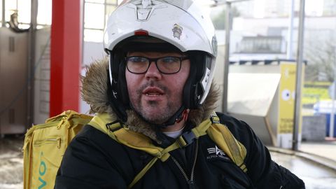 Repartidor de comida a domicilio que acud�a este mi�rcoles a la gasolinera a comprobar la subida de precios.