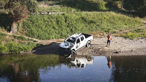 Dos jvenes mueren en un accidente al caer su coche al ro Eo en Abres