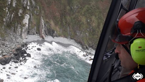 El grupo de rescate con el helic�ptero medicalizado del Servicio de Emergencias (Sepa) busca al percebero que se precipit� al mar