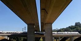 El Alvia S-730 circulando, ayer, bajo la autopista del Atl�ntico poco antes de llegar a la curva donde se produjo el accidente.