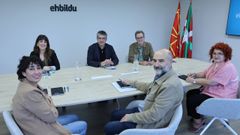 Los representantes del BNG, en primera fila,Luca Lpez Sobrado, Nstor Rego y Montse Prado. Al otro lado de la mesa, por EH Bildu,Oihana Etxebarrieta,Gorka Elejabarrieta y Mario Zubiaga, hoy viernes en Bilbao.