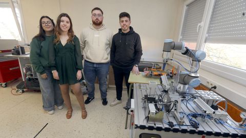 Equipo del CIFP Fontecarmoa seleccionado en el reto propuesto por P�rez Rumbao