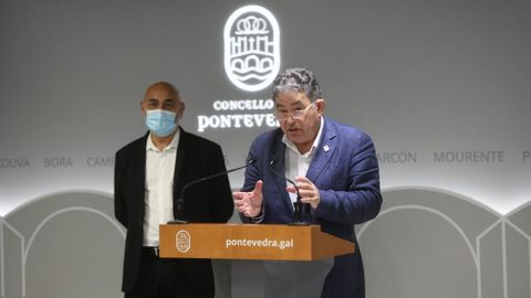 El alcalde de Pontevedra, Miguel Anxo Fernndez Lores (BNG), y el teniente de alcalde, Tino Fernndez (PSdeG) en la presentacin de los presupuestos que aprobar el Concello este viernes.