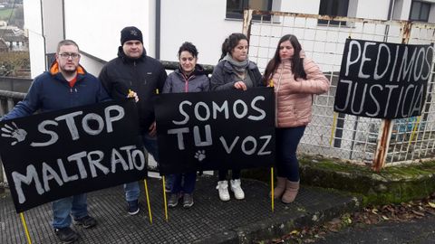 Un grupo de personas se concentróe esta mañana ante el cuartel de la Guardia Civil de Chantada para protestar contra el maltrato de la perra agredida en Soilán do Monte