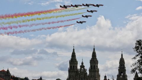 Los aviones de la guila sobrevuelan el Obradoiro