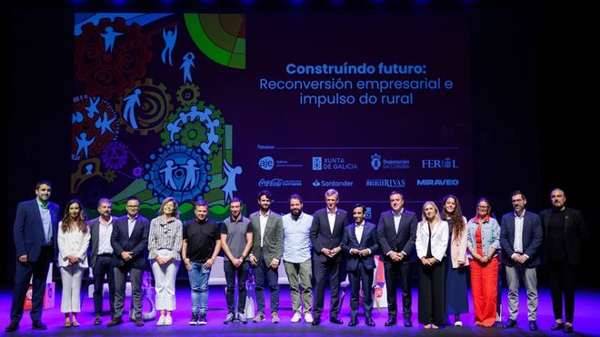 Ponentes y autoridades en la clausura de las jornadas de AJE en Ferrol, con Alfonso Rueda en el medio. 