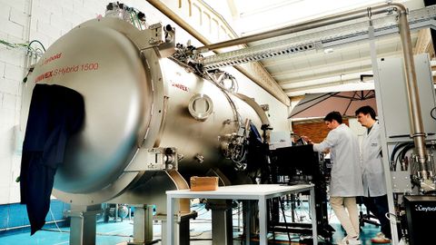Ingenieros de Kreios Space trabajando en una c�mara de vac�o, donde simulan un escenario espacial.
