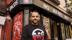 El berganti��n posa en el local de No Mames Wey que tienen en Chueca