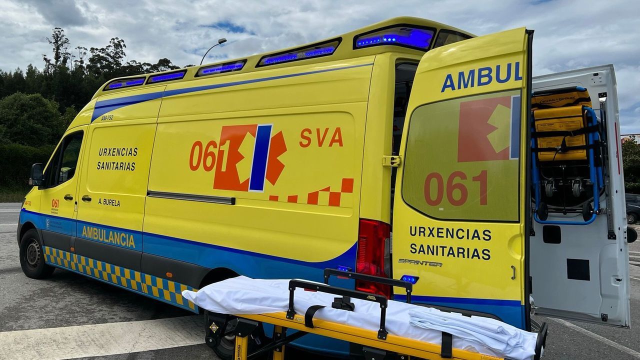Un camión cargado de leche y un turismo chocan en Ribadeo y el coche volcó