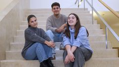 De izquierda a derecha, Paula, Xoel e Iria, los tres jvenes periodistas que lograron la beca