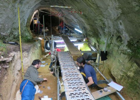 Un aspecto de la última campaña de excavaciones en Cova Eirós, realizada el pasado agosto. 