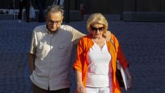 El exvicepresidente del Comité Técnico de Árbitros (CTA) José María Enríquez Negreira, acompañado de su esposa en una imagen de archivo reciente
