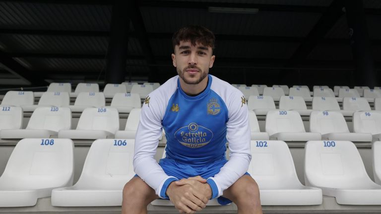 Altimira posa en la grada del campo Arsenio Iglesias en el D�por Training Center