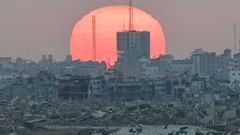 El sol se pone en una Gaza destruida, vista desde Israel