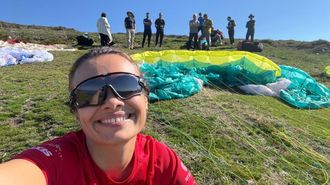 Esperanza Mara, feliz tras una de sus aventuras en parapente