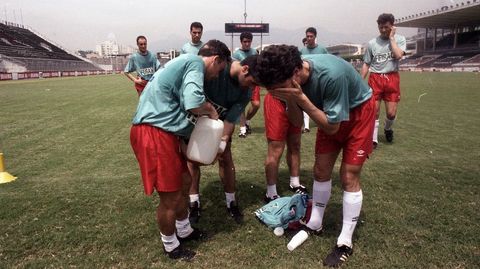 Los jugadores se refrescan tras uno de los entrenamientos en Ro.