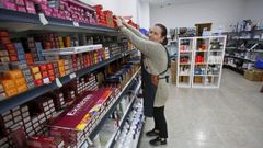 Mar�a Jos� Goldar, empleada de Don Pelo, que cerrar� este jueves en la calle Michelena