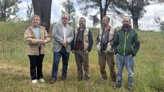 La teniente de alcalde de Monterrei, Mar&iacute;a Rosa Gonz&aacute;lez; el Subdelegado del Gobierno en Ourense, Eladio Santos; y los investigadores Adri&aacute;n Rego, Fernando Garc&iacute;a y Samuel Dacunha