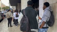 Colas frente a una oficina de la Agencia para la Integraci�n, Migraciones y Asilo en Lisboa