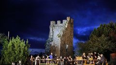 A obra  Un neno vikingo  repres�ntase�ata o xoves no recinto das Torres do Oeste