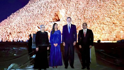 Los reyes y el presidente de Egipto, Abdelfatah Al-Sisi, y la primera dama, Entissar Amer