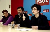 Marisol Soneira, Francisco Caama�o y Patricia Vil�n, en la sede del PSOE en Carballo.